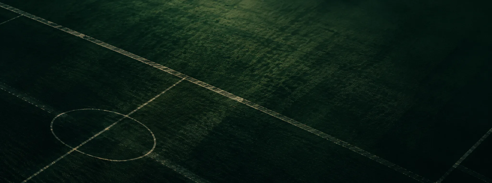 Donker, filmisch voetbalveld van boven